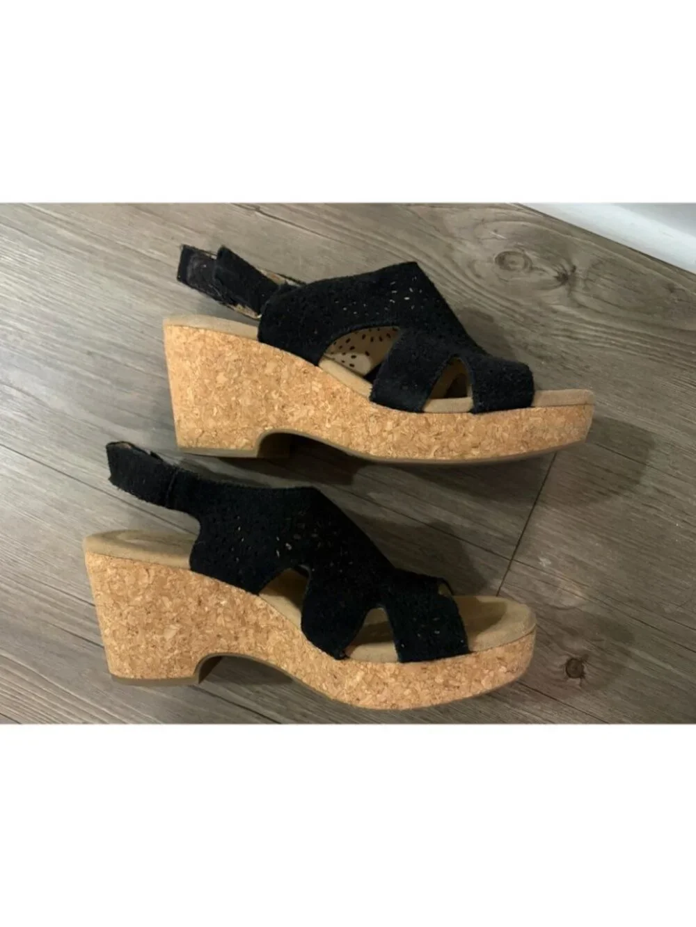 Clarks Women's Giselle Bay Wedge Sandal Black Suede Open Toe Laser Cut US Sz 8
